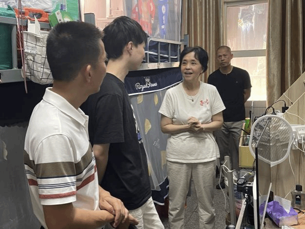 学校党委书记曾颖如对越秀校区开学前准...